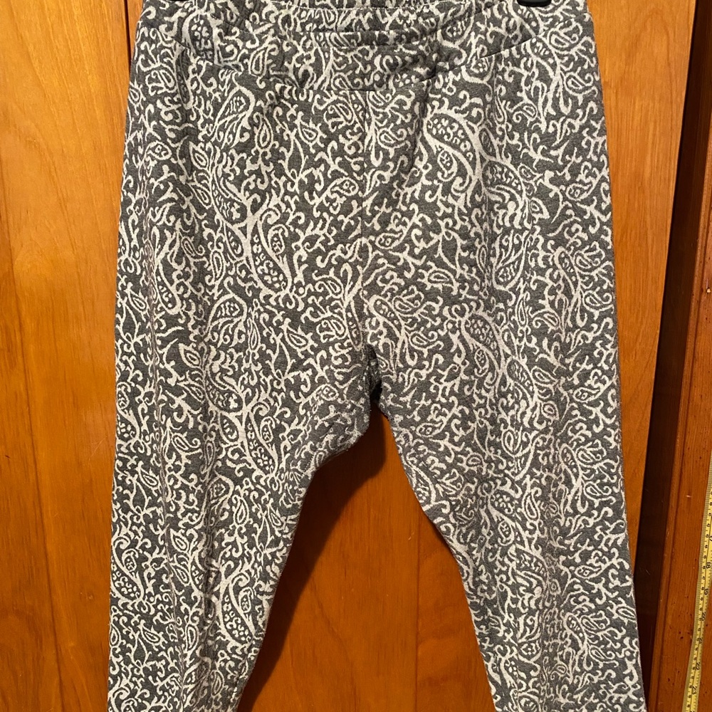 Ankle/capris length grey floral leggings